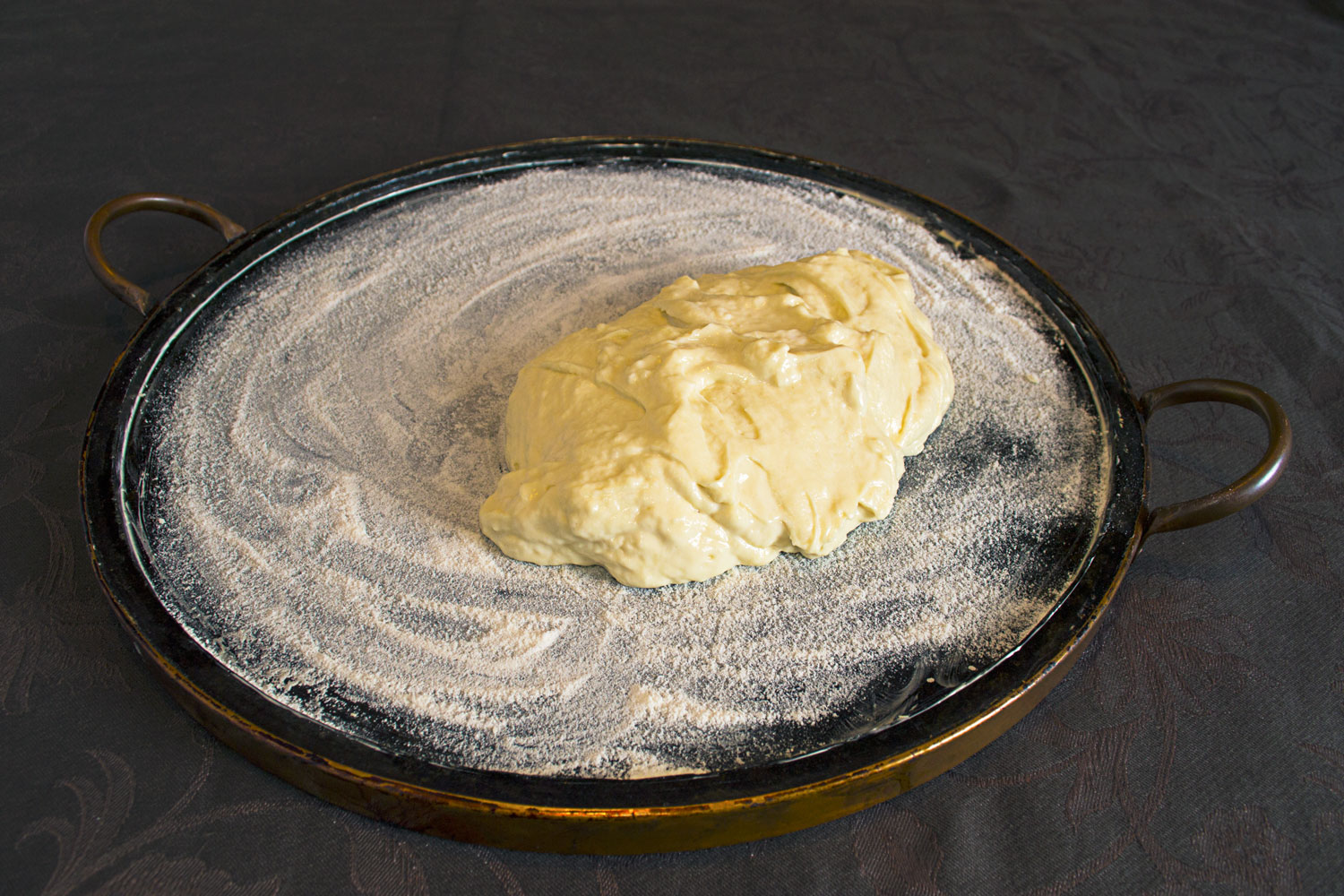 Forma de pedra untada com margarina e farinha de arroz