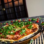 Pizza de mussarela, peito de peru, tomate seco e rúcula